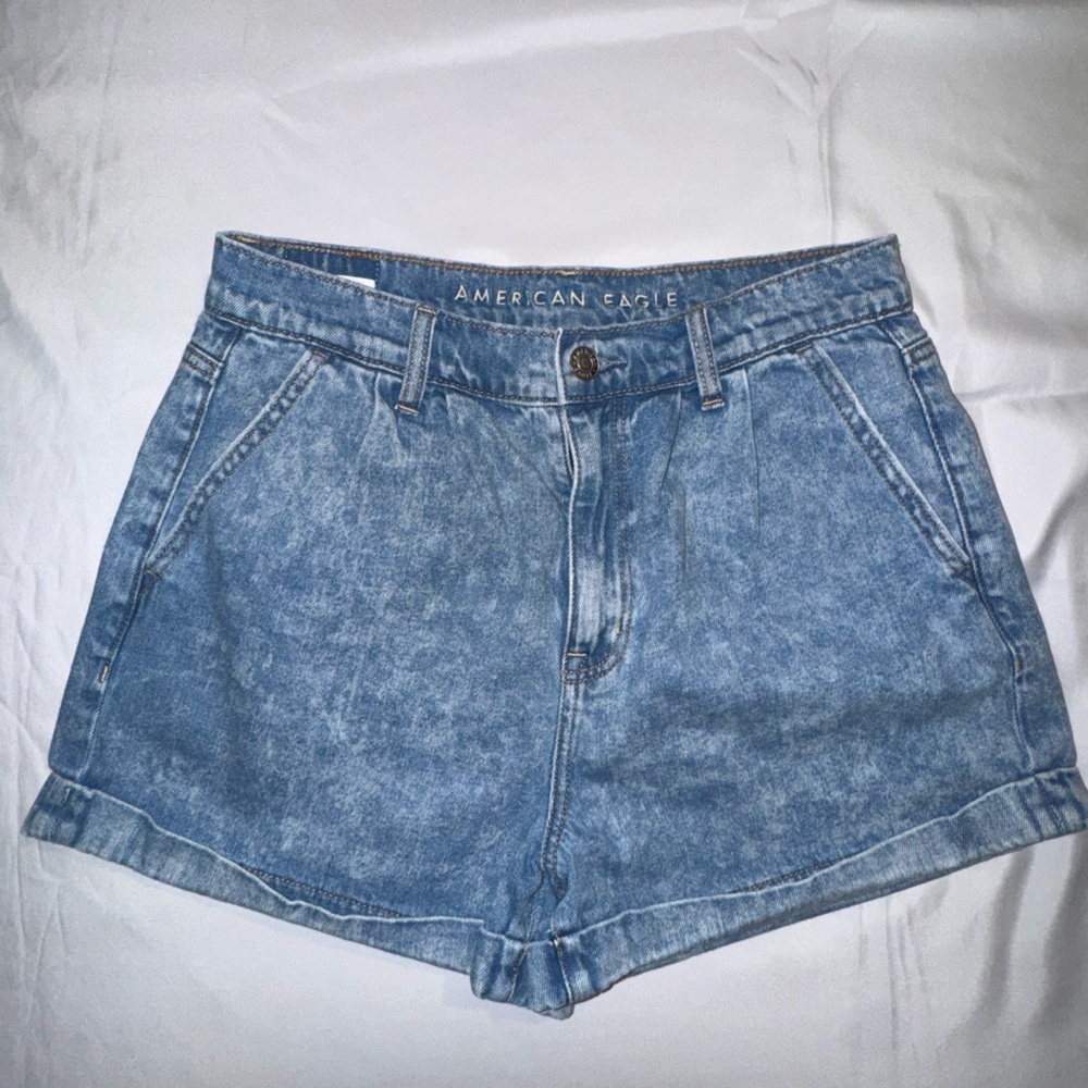 American Eagle Outfitters Mom Short Light Blue Jean Shorts. Size 4